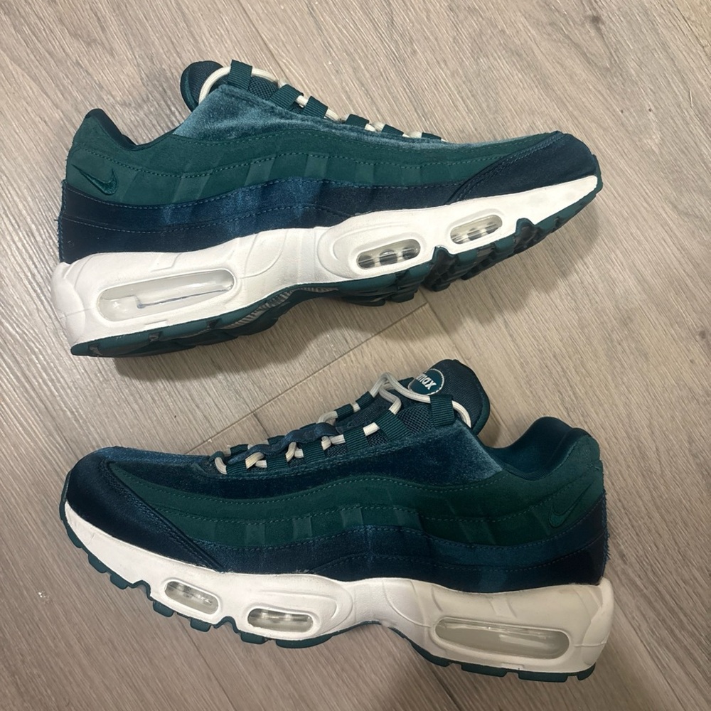 Nike women’s Air Max 95 in Forest Green and Teal